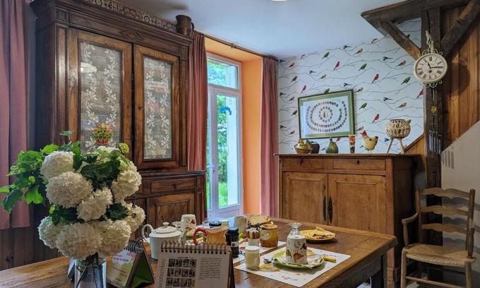 Pellevoisin Bed & Breakfast | Chambre Glycine avec salon de jardin et parking, proche châteaux de la Loire - FR-1-591-506