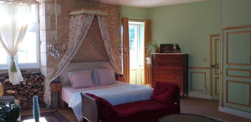 Champagne-Mouton Bed & Breakfast | Chambre Louis XVI au Château de Champagne-Mouton