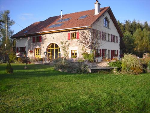 Faucogney-et-la-Mer Bed & Breakfast | "Chambre Merisier" dans une ferme avec étang privé au coeur de la région des mille étangs, Faucogney-et-La-Mer