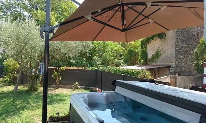 Saint-Martin-d'Ardeche Bed & Breakfast | Chambres d'hôtes & jacuzzi - A l'ombre des amandiers