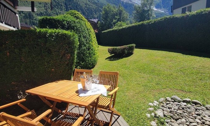 Chamonix-Mont-Blanc Apartment | Chamonix Garden Apartment with a View of Mont-Blanc (Référence XEPKMM)