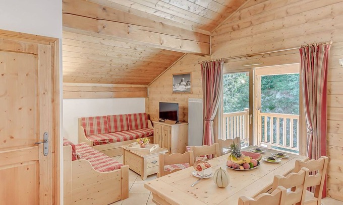 Champagny-en-Vanoise Apartment | Champagny en Vanoise - Cozy 8-Person Apartment with Stunning Views and Modern Amenities