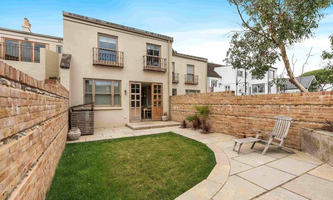 Shoreham-by-Sea House | Chantry House with Free Parking | By My Getaways