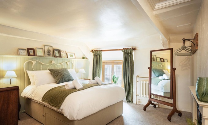 Uffculme Cottage | Chapel Cottage - a traditional cottage sleeping 2 guests