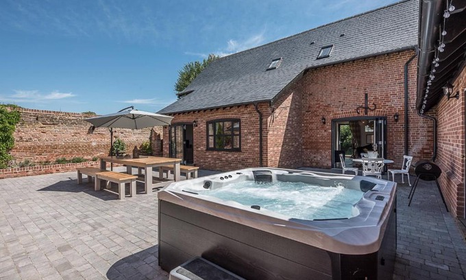 Ipswich House | Chapel Cottage at Pond Hall Farm, Stunnning Property with Private Hot Tub, Hadleigh