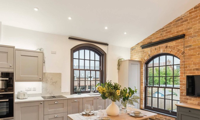 Henley Apartment | Chapel Loft - Brand New With Parking