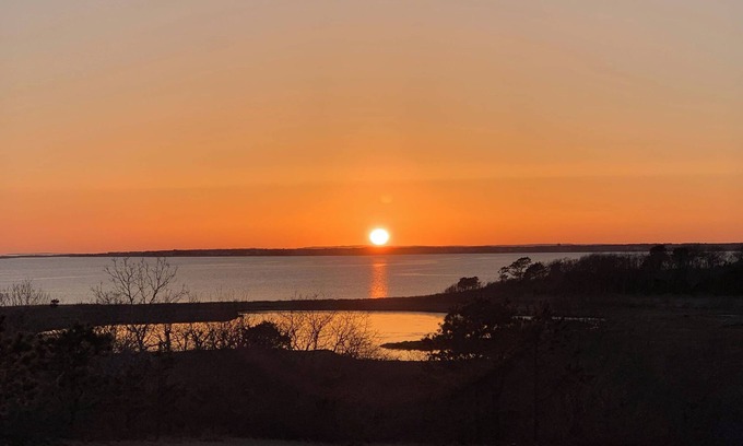 Edgartown House | Chappaquiddick Getaway with stunning Ocean Views, walk to the beach