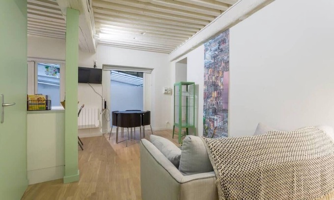 Old Lyon Apartment | Character apartment (6 people) - city center