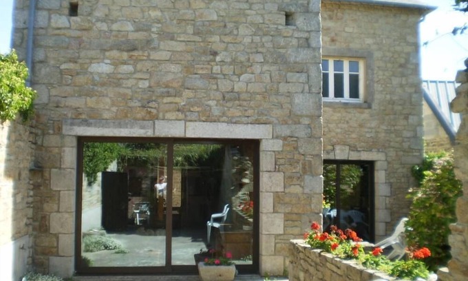 Cleder House | character cottage in stone