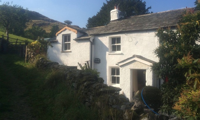 Staveley Cottage | CHARACTERFUL LAKELAND COTTAGE,WIFI, SKYTV, LOG FIRES IN PICTURESQUE SETTING