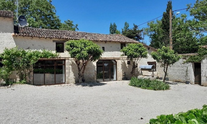 La Bataille House | Characterful rustic gite, sleeps 6, near Chef Boutonne