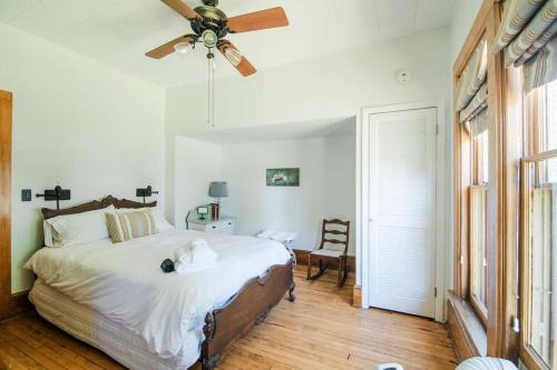 Central Lake House | Charlie Room BW Boutique Hotel