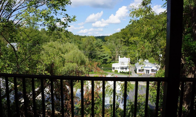Scottsville Apartment | ⋆Charm and Convenience 2BR in Downtown Scottsville