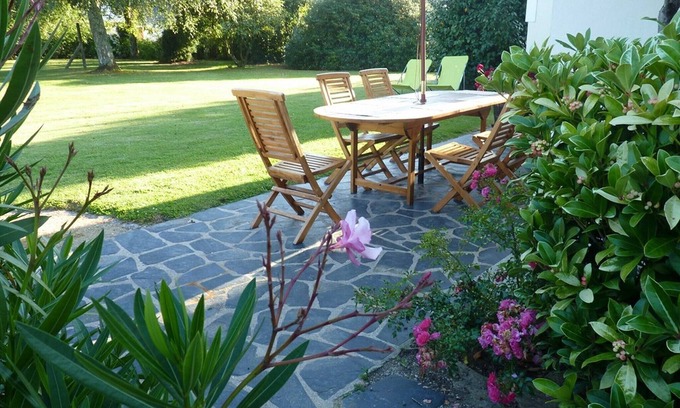 Bannalec House | Charm and tranquility, 15 km from the sea, large enclosed park, Wifi,3* hotel