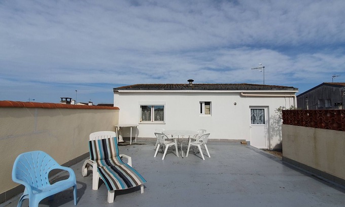 LʼAiguillon-sur-Mer House | Charming Apartment with Rooftop Terrace and Modern Amenities near Beach and Shops
