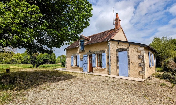 Saulnay Cottage | Charm House with Private Pond in the Heart of Berry