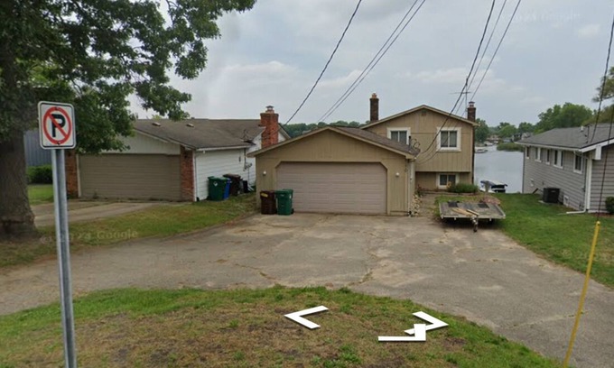 Commerce Township House | Charming 3-BR 1.5-Bath LAKEFRONT home, WiFi, AC in delightful Commerce Township