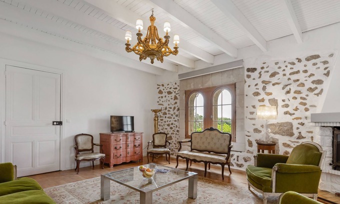 Servian Apartment | Charmant Appartement au Sein D'un Château du Xiiième Siècle