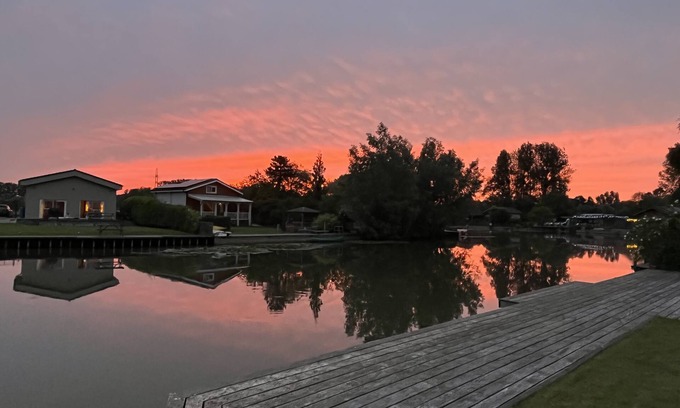 Liezele Ski Chalet | Charmante Chalet aan het Water in Bosrijke Omgeving, Waar je tot Rust Komt