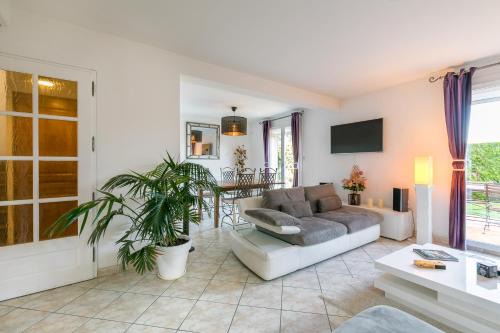 Saint-Apollinaire Villa | Charmante Maison Climatisée avec son Jardin à 5 minutes de DIJON