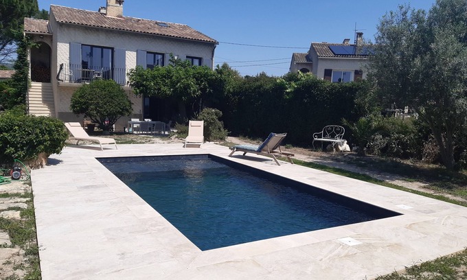 Pelissanne House | Charmante Maison Provençale. Intérieur et Jardin Spacieux, Piscine Toute Récente