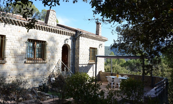 Sollies-Toucas Villa | Charmante villa en pierre, 6 personnes, piscine privée, propre, 16000m².