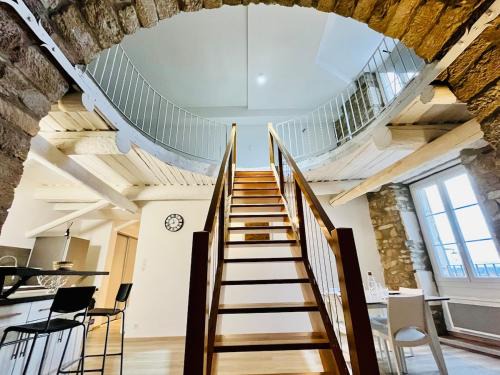 Chateauneuf-de-Gadagne Apartment | Charme unique sous les remparts