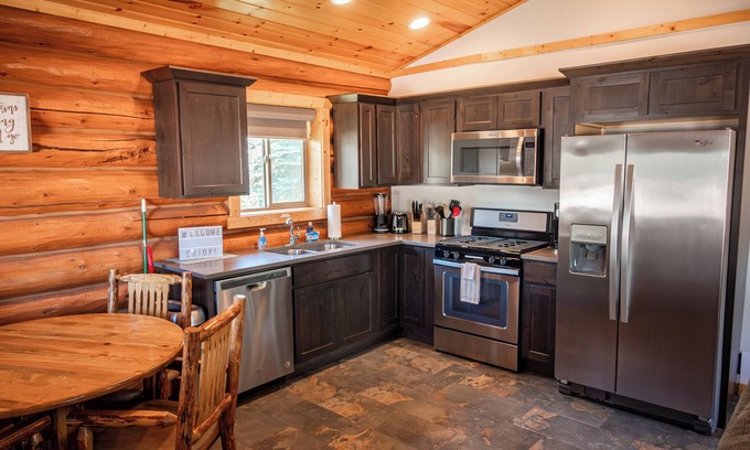 Bonners Ferry Cabin | Charming 1-Bed, 1-Bath Log Cabin w/Full Kitchen at North Haven Campground