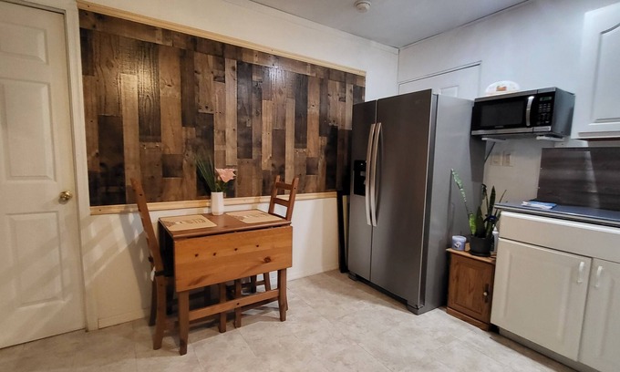 New Castle Apartment | Charming 1-bedroom apartment ,living room, Kitchen, Dining, Bathroom, Patio etc