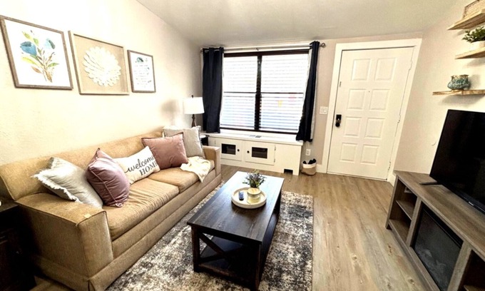 Columbus Apartment | Charming 1 bedroom apartment with AC, WiFi in quaint Columbus