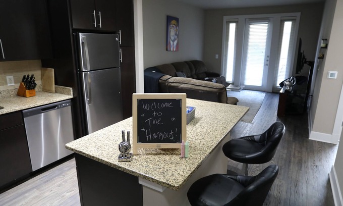 Addison Apartment | Charming 1-bedroom apartment in delightful Addison with WiFi, AC, fitness room