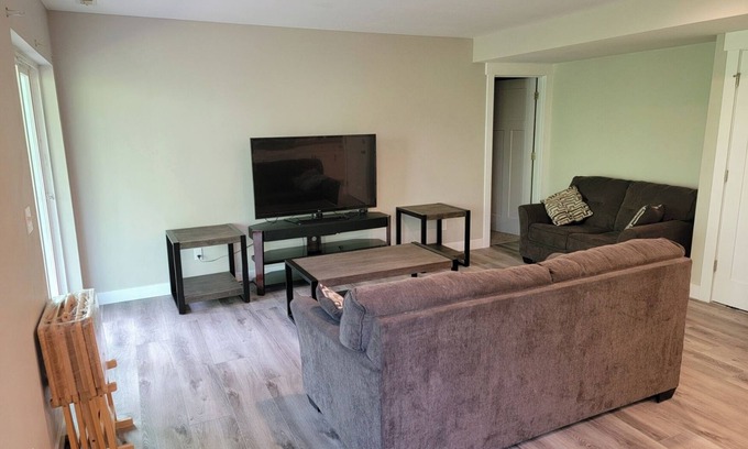 Eastside Apartment | Charming 1-bedroom apartment in terrific Tacoma with WiFi, AC. n420 friendly.