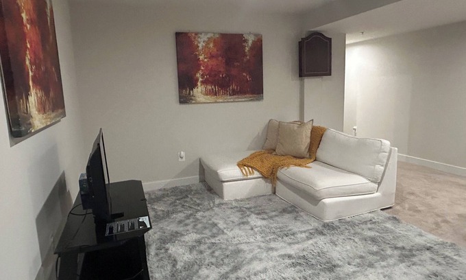 Aberdeen House | Charming 1-bedroom basement in enjoyable Aberdeen with WiFi, AC