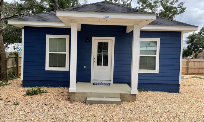 South Pensacola Cottage | Charming 1 bedroom cottage with free parking