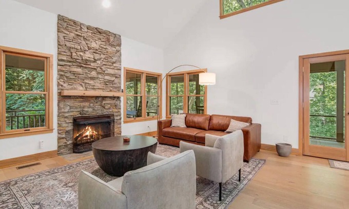 Lynn Cottage | Charming 1-bedroom cottage with WiFi, AC in fabulous Tryon