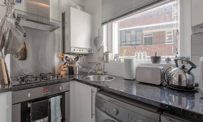 Queenstown Apartment | Charming 1 Bedroom Flat Near Battersea Park!