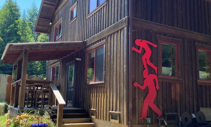Elk Apartment | Charming 1-bedroom Garden view apartment in the Redwoods