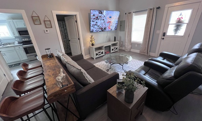Charlotte House | Charming 1-bedroom house in beautiful Charlotte with AC, WiFi