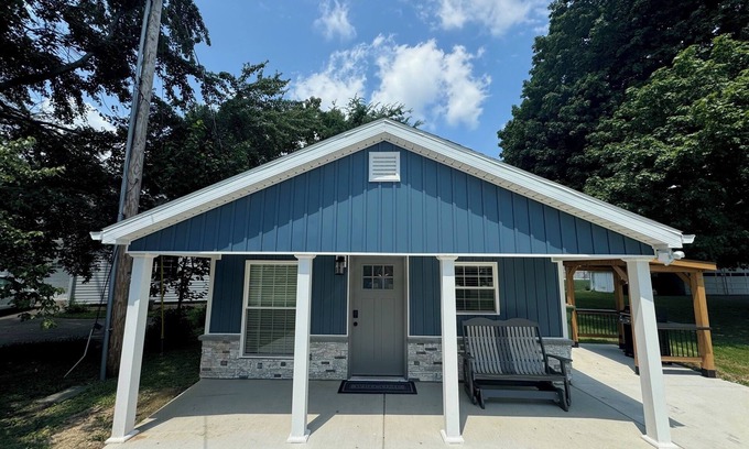 Henderson House | Charming 1-bedroom house with river view in Henderson.