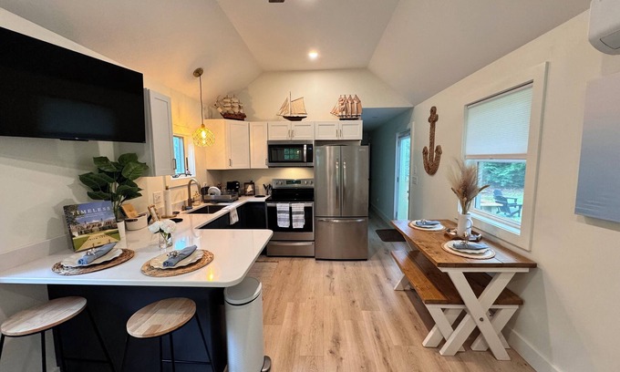 Arundel House | Charming 1-bedroom home in Arundel, conveniently located!