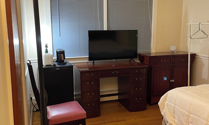 Oakton House | Charming 1-bedroom house in fabulous Fairfax with WiFi, AC, fitness room