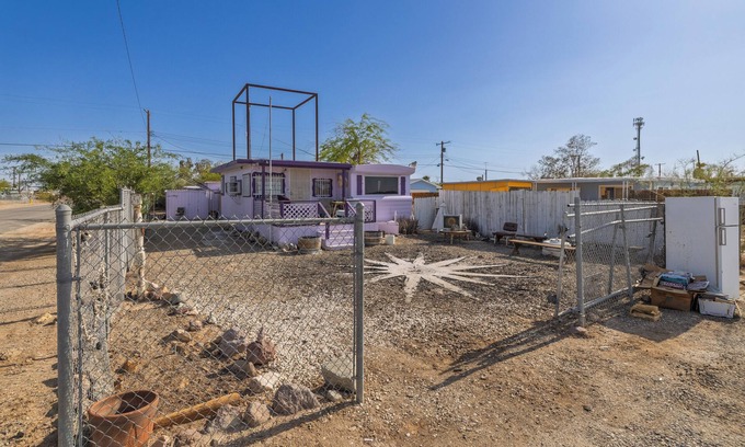 Bombay Beach House | Charming 1-bedroom house with AC, WiFi in arts destination Bombay Beach
