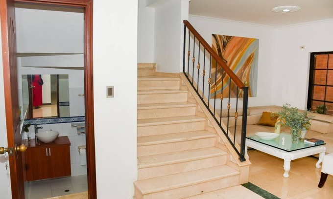 Ciudad Jardin House | Charming 1-bedroom house with AC, TV, bathroom, WiFi, pool, parking, camara