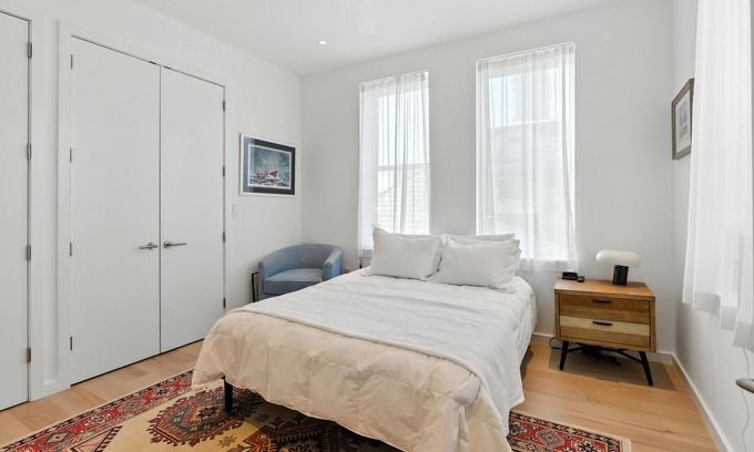 Harleston Village Condo | Charming 1-bedroom Pied-à-terre on Colonial Lake