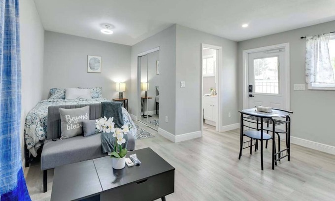 Bearss Plaza Apartment | Charming 1-bedroom studio with WiFi and AC in delightful Tampa.