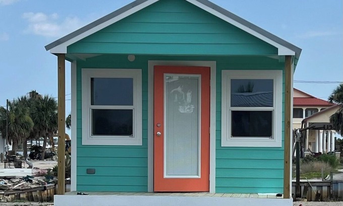 Salem House | Charming 1-bedroom tiny house minutes from the Gulf!