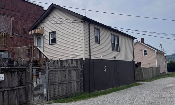 Moundsville Apartment | Charming 1-bedroom apartment in Pleasant Moundsville with WiFi, AC