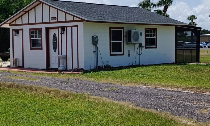 Punta Gorda Cottage | Charming 1-bedroom cottage in Historic Punta Gorda with WiFi, AC, Lanai, & more