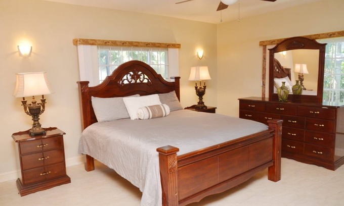 Lucea Villa | Charming 1-bedroom villa in Lucea with AC with private bathroom