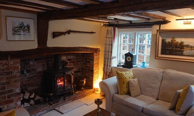 Medmenham Cottage | Charming 17th Century 2-Bed Cottage in Medmenham